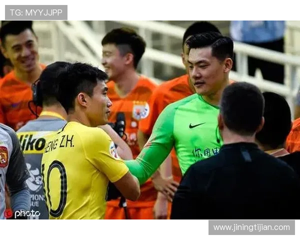 王大雷与足球明星同框合影展现运动激情与友谊的瞬间