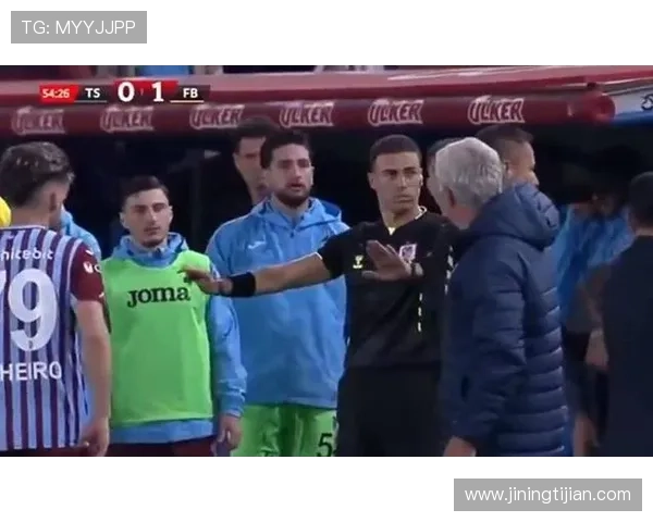 足球明星跪地滑行展现绝技引发球迷热议与赞叹